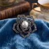 Broche de aleación con forma de flor de perla y diamantes de imitación, ramillete de flores, ropa, pin fijo antiluz, accesorios vintage para mujer