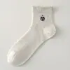 Meias femininas de cano médio com borda enrolada, estilo fino de verão, fio pontilhado, desenho animado fofo, versátil para o verão, bordadas, meias curtas de algodão estilo universitário