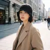 Gorro de Punto Calado Estilo Coreano para Mujer Otoño e Invierno con Adorno de Encaje, Gorro de Pescador Versátil, Adelgazante de Rostro, Protección para los Oídos, Gorro para Clima Frío