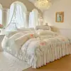 Saia de Cama Acolchoada 100% Algodão Conjunto de Quatro Peças Saia de Cama Estampada Estilo Pintura a Óleo Capa de Edredom com Renda Francesa Antiderrapante Conjunto de Quatro Peças 100% Algodão