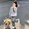 Conjunto de Dos Piezas Nuevo Estilo Universitario para Niñas de Primavera y Otoño con Sudadera de Retazos a Rayas y Jeans Retro a la Moda