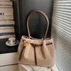 Nova Bolsa de Pelúcia Outono/Inverno 2026 para Mulheres, Bolsa Versátil de Ombro/Axila Estilo Coreano, Bolsa Tote Peluda da Moda