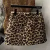 Falda Corta de Leopardo A-Line Ajustada al Cuerpo de Cintura Alta Engrosada Otoño e Invierno 2026 para Mujeres Menudas, Nuevo Estilo Sexy de Lana de Cordero