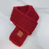 Bufanda linda de punto para niños estilo coreano, simple y versátil para el invierno, bufanda de punto cálida con etiqueta de cuero, bufanda de lana