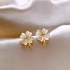 Brincos de Flor em Zircônia Microincrustada de Luxo Leve e Requintados, Tarraxas de Pérola Elegantes e de Alto Padrão, Brincos com Design de Nicho e Estilosos
