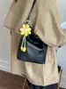 Bolsos de Mujer de Nueva Nicho Transfronterizos 2026 Nuevo Bolso Cruzado de Correa Única Versátil con Textura de Alta Gama Bolso de Mano Bolso Cubo