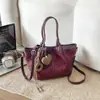 Bolso de mano retro transfronterizo para mujer, nueva colección otoño/invierno 2026, gran capacidad, bolso de hombro sencillo, bolso cruzado de nicho para el día a día