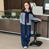 Traje de estilo occidental de estilo coreano para niñas 2025 para niños medianos y grandes, camisa a rayas, pantalones vaqueros rectos de pierna ancha de imitación de dos piezas, conjunto de tres piezas
