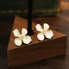 Pendientes de Pétalo Blanco Estilo Bosque Ultra-Hada Lujo Ligero Pendientes de Oro de 14K Pendientes Burdeos Diseño de Nicho para Mujer