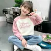 Camada base feminina com forro de fleece para outono e inverno, novo estilo 2026, gola redonda, moletom quente, blusa de manga longa raglan com blocos de cor para crianças mais velhas