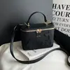 Bolsa de Mão de Renda Transfronteiriça para Mulheres 2026 Nova Bolsa Quadrada Pequena com Bordado de Borboleta Moda Europeia e Americana Bolsa de Ombro Transversal