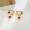 Aretes rojos de amor para mujer, dulces aretes de moda de lujo ligero con incrustaciones de diamantes en forma de corazón, moda de otoño e invierno para el Año Nuevo 2023