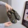 Zapatos casuales deportivos en diseño color block, modernos y cómodos para mujer, con cordones, nuevo modelo primavera/otoño, piel sintética 2026, zapatillas de entrenamiento alemanas versátiles de suela plana, piel suave