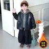 Roupa de outono/inverno legal e estilosa para meninos, nova coleção 2026: jaqueta de couro forrada com fleece, moletom espesso e conjunto de três peças