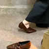 Novos Sapatos de Salto Baixo Moda 2026 com Aumento de Altura Oculto Versátil Bico Fino Franzido Outono Francês para o Trabalho Sapatos Femininos Sapatos Pequenos de Couro Preto