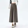 Foto real de calça de alfaiataria feminina para o outono de 2026, nova, cintura alta, com caimento fluido, perna reta, casual, que cobre o quadril, afina a silhueta, calça cropped de perna larga