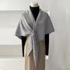 Nuevo Chal Triángulo de Mezcla de Lana para Mujer, Otoño e Invierno Negro Sencillo Color Sólido Versátil Bufanda Cálida