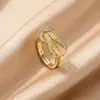 Anel moderno e popular de zircônia requintado e ultrabrilhante para mulheres, luxo leve com um toque de alta qualidade, anel aberto ajustável, banhado a ouro real