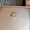 Clip para oreja de flor de circón bañado en oro real de 18k, no requiere perforación, sensación de lujo ligero de alta gama, clip para cartílago de la oreja, aretes de diseño nicho