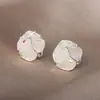 Pendientes de Flor de Camelia Plateada Triturada de Lujo Ligero y Gama Alta para Mujer, Nuevo Estilo Popular, Pendientes de Moda y Versátiles