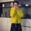 Jaqueta acolchoada curta popular com capuz para mulheres baixinhas, moda inverno 2026, enchimento de plumas de pato branco espessado, jaqueta puffer que afina a silhueta, moderna