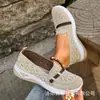 2026 Nuevos Zapatos de Mujer Slip-on Flyknit de un Solo Paso Suela Suave Transpirables Zapatos para Mamá Venta Directa de Fábrica Zapatos de Tela para Mujer de Talla Grande Transfronterizos