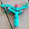 Aspersor Automático para Granja Aspersor con Cabezal Giratorio de 360 Grados Aspersor de Brazo Oscilante de Tres Boquillas de 1 Pulgada Aspersor para Jardín Pistola de Rociado con Brazo Oscilante