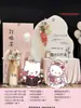 Decoraciones para fiesta de compromiso con temática de Hello Kitty, incluyendo fondo y iluminación ambiental
