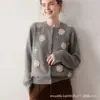 Novo Estilo Outono/Inverno 2026 Cardigan de Tricô 100% Caxemira, Gola Redonda, Casaco com Padrão Espesso de Edelweiss, Caimento Solto, Efeito Emagrecedor