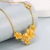 Set de Collar de Tres Flores Estilo Chino Nuevo Color Arena Dorada, Collar Clavicular Floral de Lujo Ligero Chapado en Oro, Collar de Flor para Boda