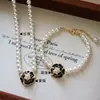 Moda Retro Francesa Elegante Collar de Camelia de Esmalte Negro Perla Cadena de Clavícula Versátil Estilo de Nicho de Lujo Ligero