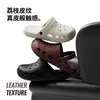 Nuevas sandalias perforadas con estampado de lichi, suelas gruesas de EVA y punta cerrada, pantuflas retro ligeras y transpirables para hombres y mujeres, disponibles para venta al por mayor