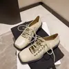 Sapatilhas de Bico Quadrado, Design de Nicho Britânico, Estilo College Estilo Porco, Sapatos de Couro com Cadarço de Salto Grosso para Mulheres, Visual Retrô
