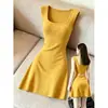 Vestido curto bodycon amarelo elegante sem costas para mulheres, novo verão 2026, vestido de alça alta com cintura marcada em A