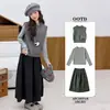 Conjunto de Tres Piezas para Niñas Otoño e Invierno Nuevo Estilo Coreano Chaleco de Punto Capa Base Superior Falda Botón Flor Set de Tres Piezas Falda Primavera y Otoño