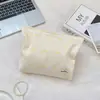 65297 Bolsa de Maquillaje Bordada con Corazón y Lazo en Tono Rosa Estilo Japonés Bolsa Organizadora Girly para Productos de Cuidado de la Piel y Artículos Pequeños