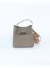 Bolso de Mano Nuevo de Nicho para Mujer Otoño/Invierno 2026 Bolso de Hombro Vintage de Gama Alta para el Trabajo y los Viajes Diarios Bolso Cruzado tipo Cubo