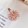 Presilha de Cabelo Tendência com Margarida e Strass e Flor de Cristal para Franja, Acessório de Cabelo Fresco e Estiloso