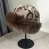 Sombrero mongol de felpa con estampado de leopardo para mujer, moda de invierno, sombrero cálido y elegante tipo jersey, hace que la cara se vea más pequeña, sombrero de terrateniente a prueba de frío del noreste
