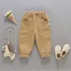 Pantalones Largos Casuales para Niños Primavera 2026 Nuevo Estilo Primavera y Otoño Ropa Infantil Pantalones Cargo de Primavera para Niños Pequeños Modernos