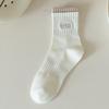 Calcetines blancos para mujer, primavera y otoño, calcetines de media pantorrilla, color sólido, combinan con todo, calcetines de algodón con letras, calcetines deportivos largos modernos ins al por mayor
