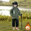 Abrigo de Otoño e Invierno para Niños 2025 Nuevo Estilo Estilo Callejero Travieso Guapo Pequeño Niño Forrado de Felpa Engrosado Superior Cortavientos para Niños Chaqueta de Algodón Moderna