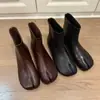 Botas Retro Simples de Dedos Divididos Pezuña de Cerdo Versión Piel de Vaca Botas Cortas de Suela Plana Versátiles Botas Chelsea con Cremallera Trasera para Mujer Botas Adelgazantes