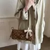 Bolsa baguette de poá com laço para mulheres, nova moda 2026 bolsa de mão para o dia a dia, bolsa de ombro versátil de nicho para usar sob o braço