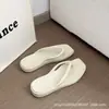 Novas Chinelas Planas 2026 para Mulheres, Uso Externo de Verão, Réplica de Marca, Atacado Transfronteiriço, Estilo com Suporte de Arco