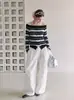Blusa de tricô listrada color-block de um ombro atmosférica para mulheres, novo estilo de outono com decoração de botões e design de clavícula exposta, suéter curto