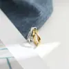 Anillo versátil de acero de titanio con diseño de onda retorcida estilo europeo y americano para mujer, anillo retorcido exquisito de nicho, accesorio moderno y sofisticado