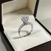 Éxito de ventas en transmisiones en vivo: Anillo de moissanita imitación diamante en forma de huevo de paloma de lujo ligero europeo y americano para compromiso y propuesta con un toque de alta gama