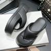 Chanclas de plataforma gruesa para mujer, para exteriores, tipo pan, para playa, de moda, con clip para los dedos, comodín, altura muffin, sandalias al por mayor