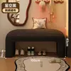 Se puede colocar un banco en la entrada del vestíbulo, sirviendo como banco para cambiarse los zapatos, un banco largo, un banco al pie de la cama, o un banco acolchado suave para el vestidor o el probador, proporcionando un lugar para descansar.